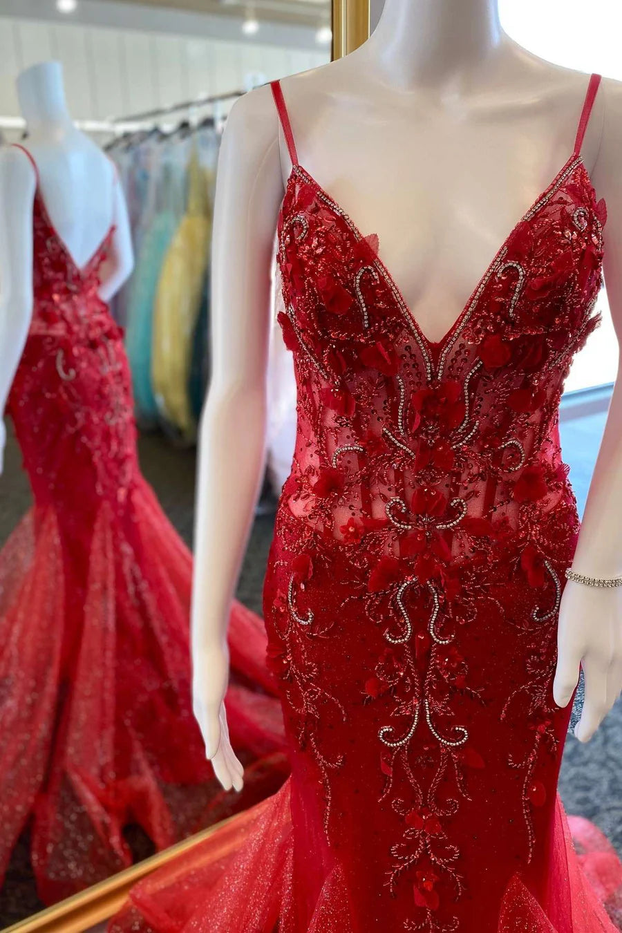 Vestido de fiesta de corte trompeta con escote en V y espalda abierta con apliques